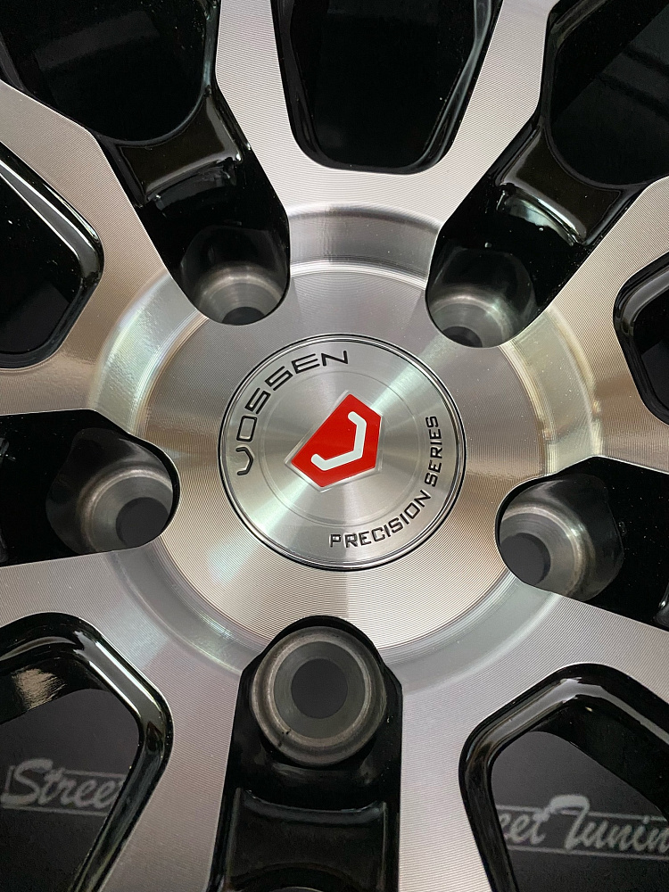 картинка Новые диски Vossen HF-2 R18 J8.5 ET35 5x114.3 Black+Silver от магазина  StreetTuning