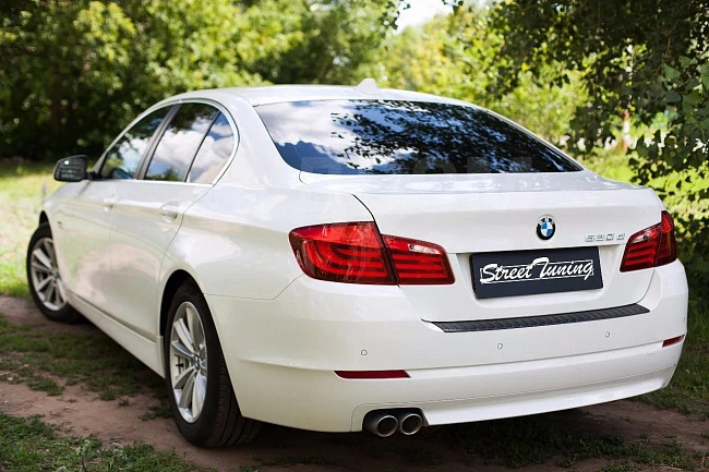 картинка Накладка на задний бампер BMW 5 седан 2010-2013 магазин  StreetTuning 