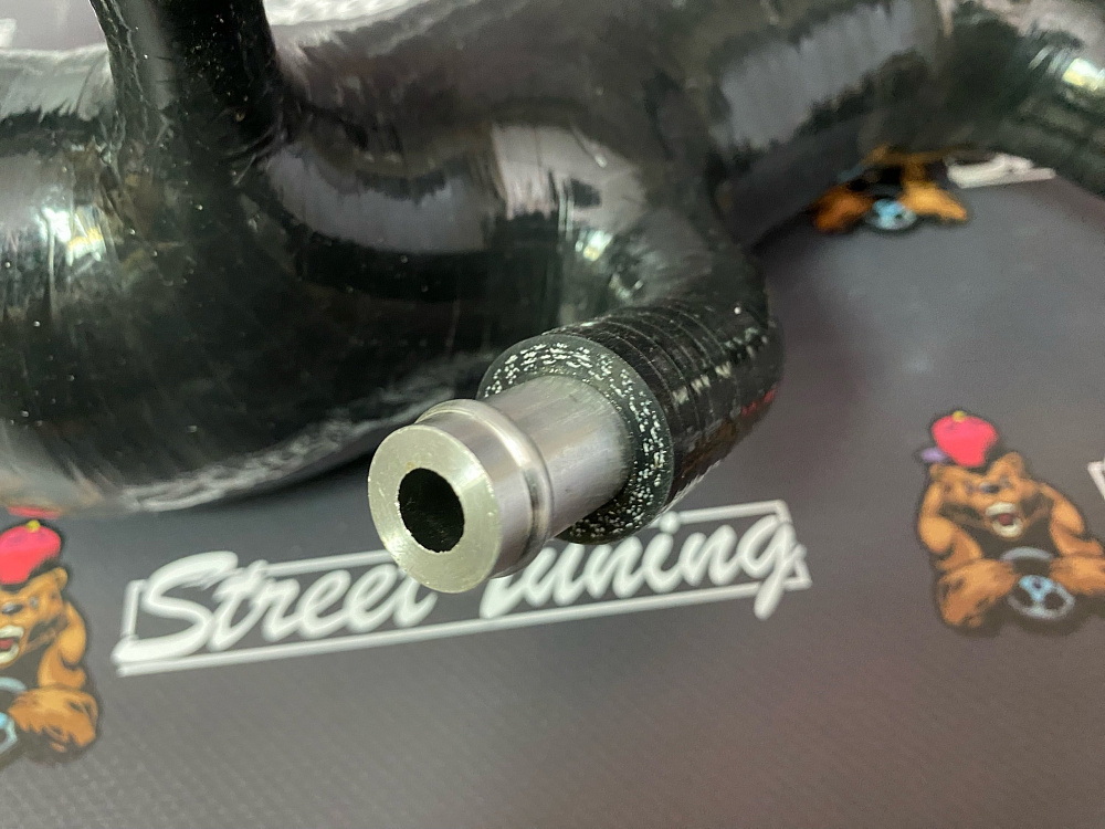 картинка Патрубок турбины StreeTuning для Subaru Impreza GRB/GH8 VER10 от магазина  StreetTuning