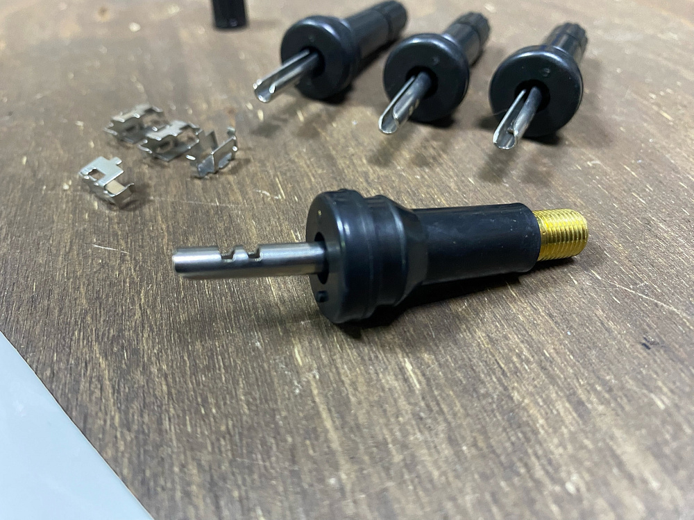 картинка Ниппели (вентили) под датчик, разборные TPMS-29, черные, 4 шт от магазина  StreetTuning