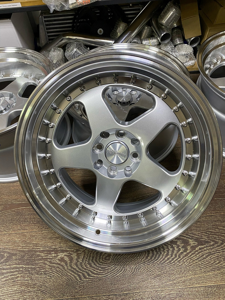 картинка Разноширокие диски Rotifrom R17 J9/j10 ET15/10 4X100/114.3 серебро от магазина  StreetTuning