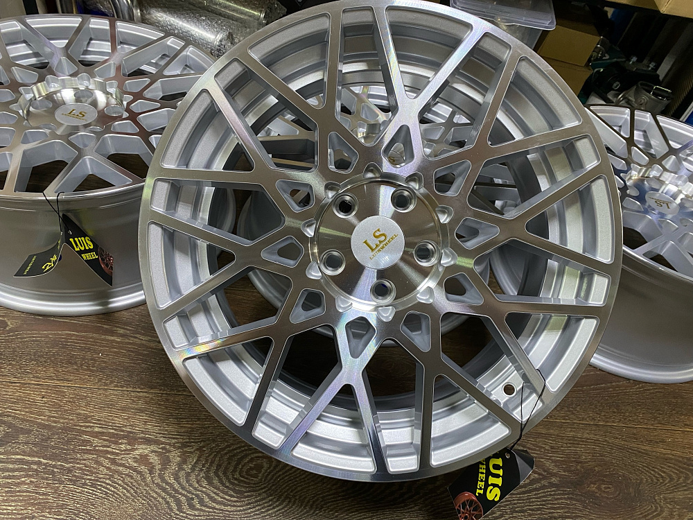 картинка Новые диски Rotiform BLQ Replika R18 J8.5 ET40 5X112, серебро от магазина  StreetTuning