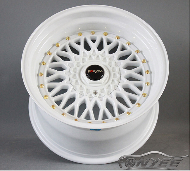 картинка Новые диски BBS RS R17 5X112/5X120 ET15 J10 белый глянец + золотистые болтики магазин  StreetTuning 