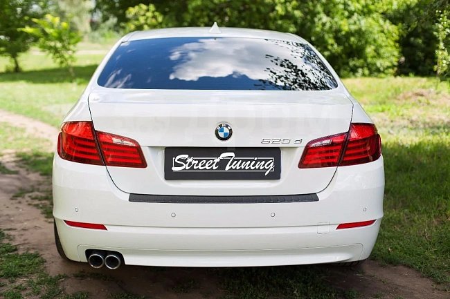 картинка Накладка на задний бампер BMW 5 седан 2010-2013 магазин  StreetTuning 