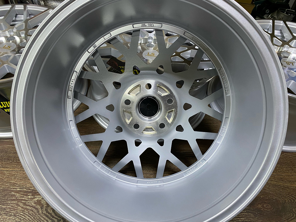картинка Новые диски Rotiform BLQ Replika R18 J8.5 ET40 5X112, серебро от магазина  StreetTuning