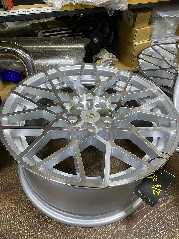 картинка Новые диски Rotiform BLQ Replika R18 J8.5 ET40 5X112, серебро от магазина  StreetTuning