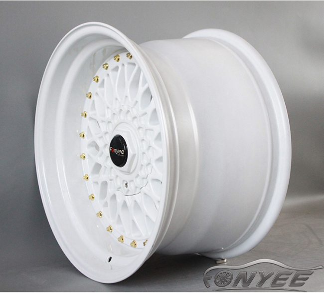 картинка Новые диски BBS RS R17 5X112/5X120 ET15 J10 белый глянец + золотистые болтики магазин  StreetTuning 