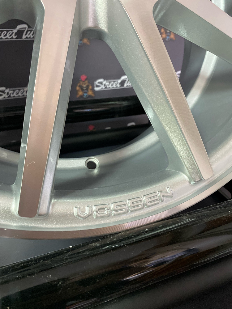 картинка Новые диски Vossen VFS1 R17 J7.5 ET30 5x114.3 Silver от магазина  StreetTuning