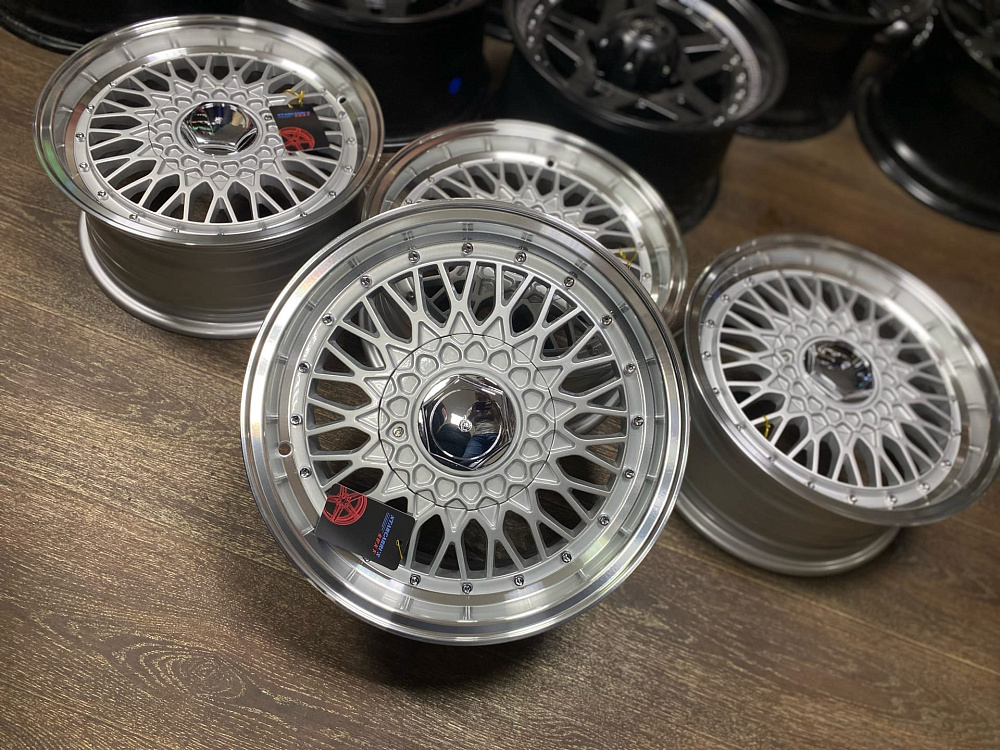 картинка Новые диски BBS RS R15 J6,5 ET35 5x100 цо 73.1 от магазина  StreetTuning