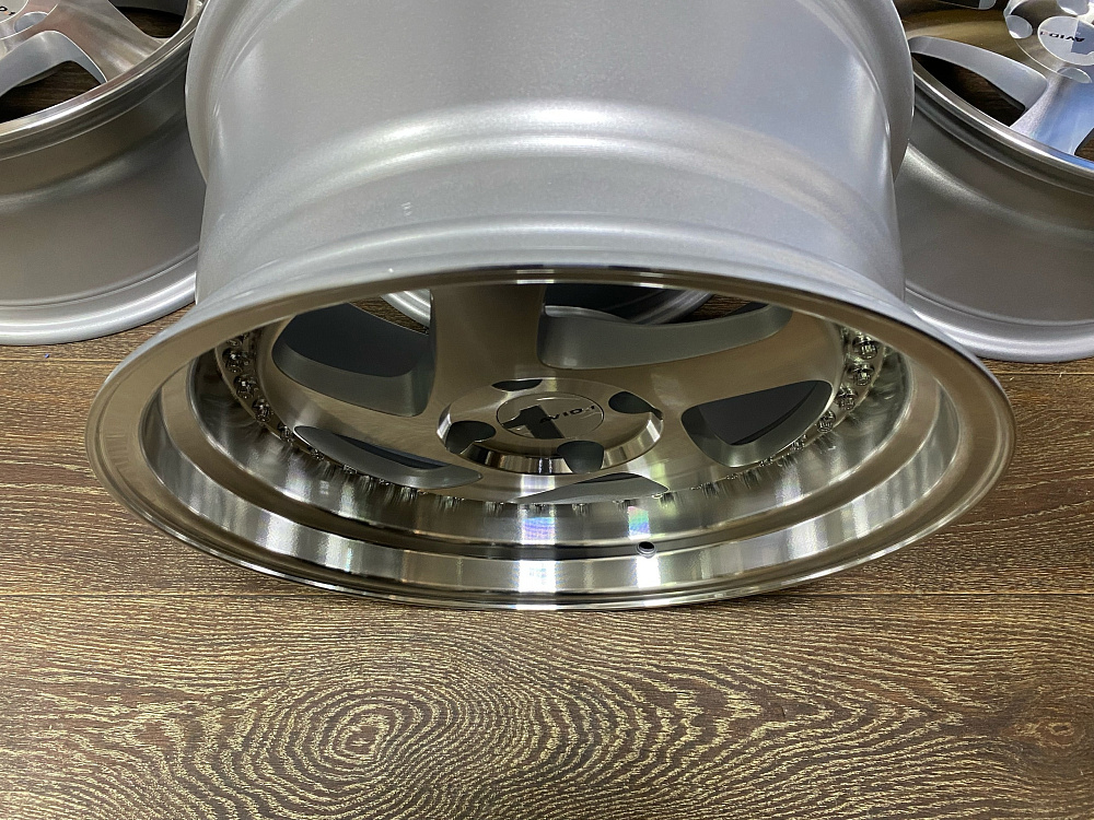 картинка Новые диски Rotiform TMB Flat R16 J8 ET25 4X100 серебро + полированная полка от магазина  StreetTuning