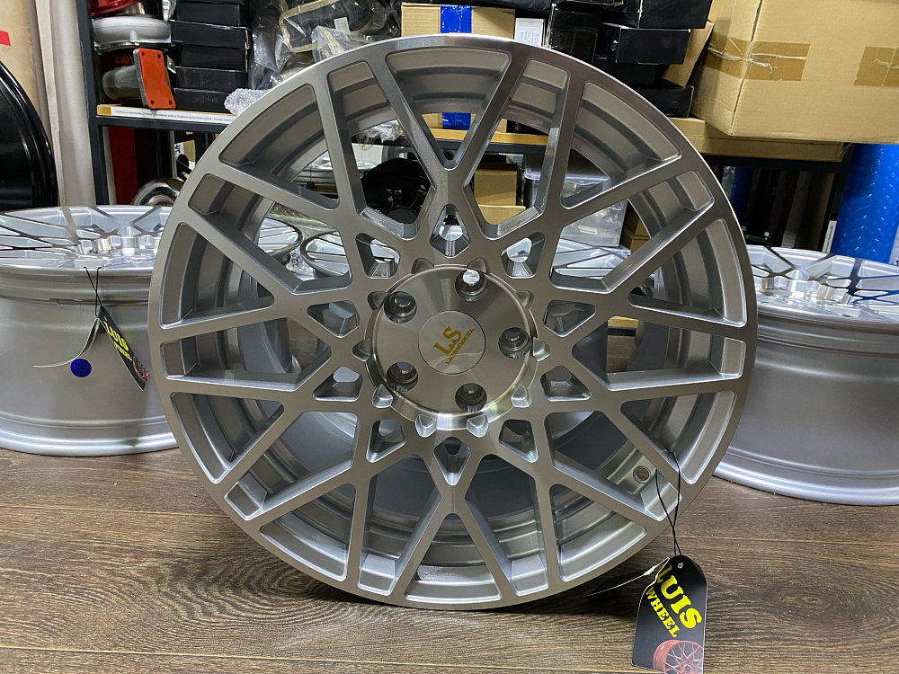 картинка Новые диски Rotiform BLQ Replika R18 J8.5 ET40 5X112, серебро от магазина  StreetTuning
