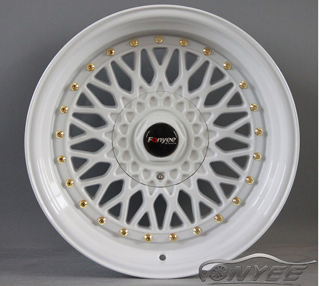 картинка Новые диски BBS RS R17 5X112/5X120 ET15 J10 белый глянец + золотистые болтики магазин  StreetTuning 