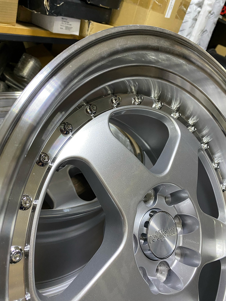 картинка Разноширокие диски Rotifrom R17 J9/j10 ET15/10 4X100/114.3 серебро от магазина  StreetTuning