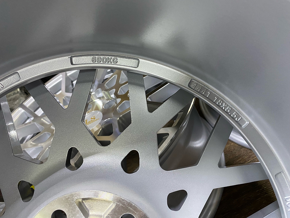 картинка Новые диски Rotiform BLQ Replika R18 J8.5 ET40 5X112, серебро от магазина  StreetTuning