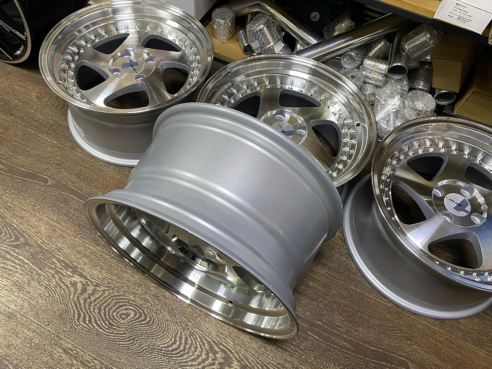 картинка Новые диски Rotiform TMB Flat R16 J8 ET25 4X100 серебро + полированная полка от магазина  StreetTuning