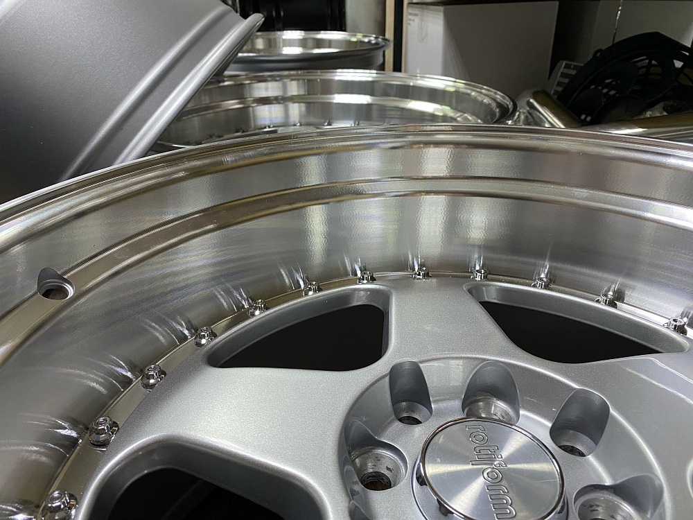 картинка Разноширокие диски Rotifrom R17 J9/j10 ET15/10 4X100/114.3 серебро от магазина  StreetTuning