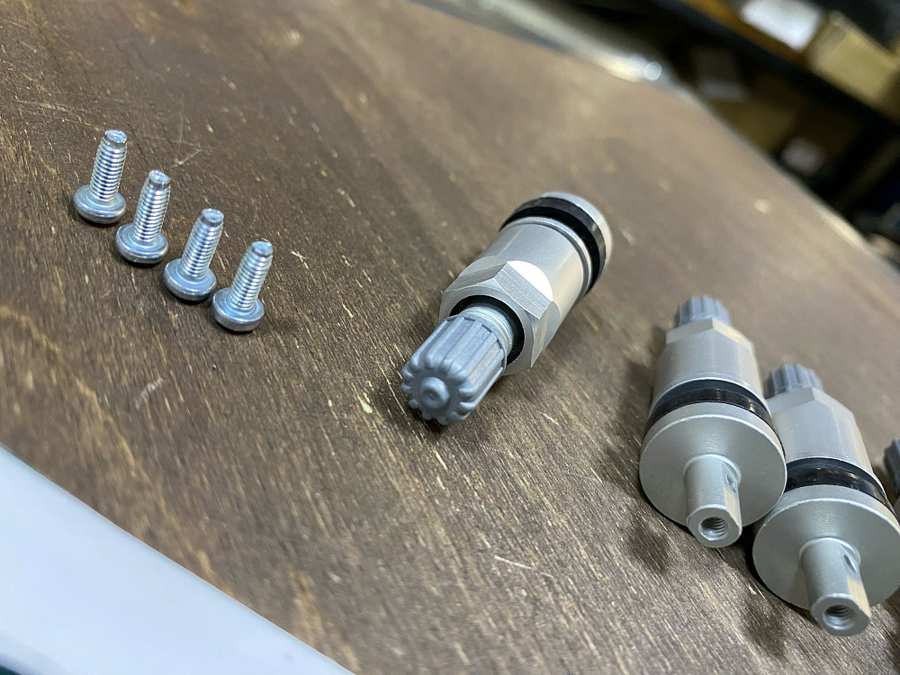 картинка Ниппели (вентили) под датчик, разборные TPMS-02, серые, 4 шт от магазина  StreetTuning