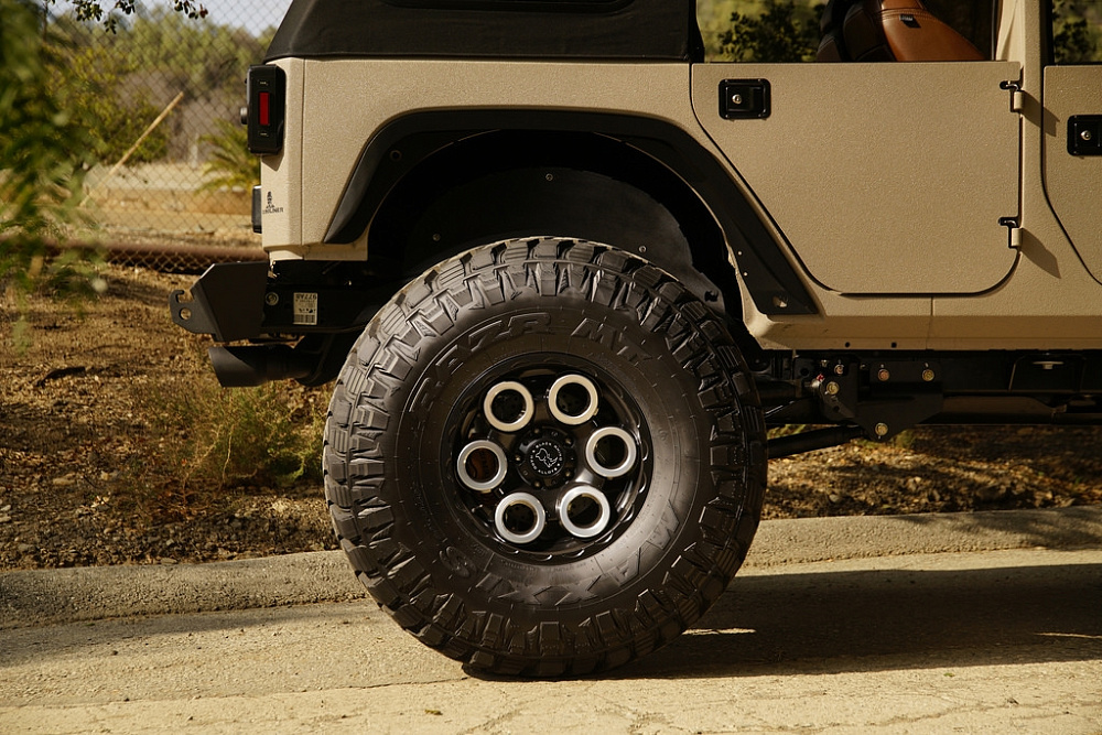 картинка Новые диски Black Rhino Magnus R17 5X139,7 ET-10 J8 черный мат + серебро от магазина  StreetTuning