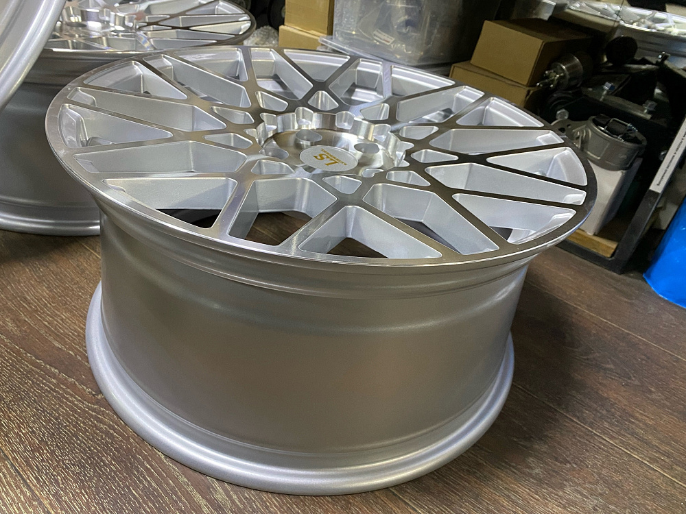 картинка Новые диски Rotiform BLQ Replika R18 J8.5 ET40 5X112, серебро от магазина  StreetTuning