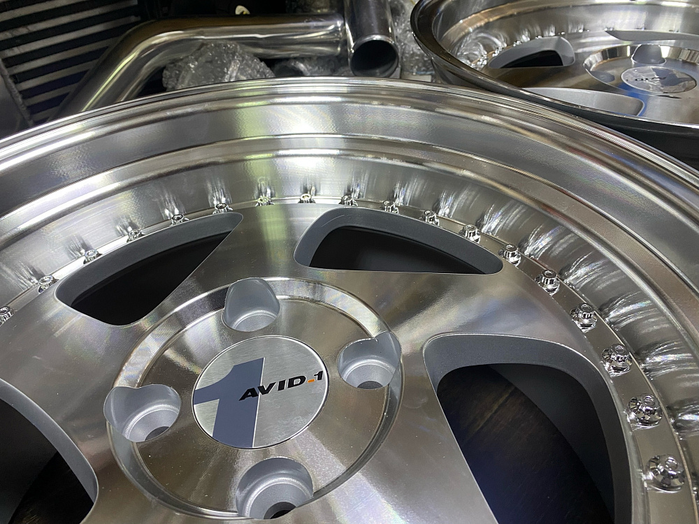 картинка Новые диски Rotiform TMB Flat R16 J8 ET25 4X100 серебро + полированная полка от магазина  StreetTuning