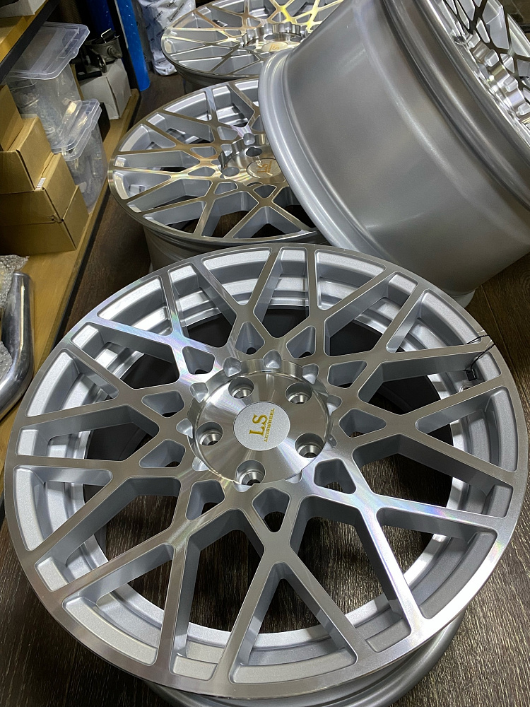 картинка Новые диски Rotiform BLQ Replika R18 J8.5 ET40 5X112, серебро от магазина  StreetTuning