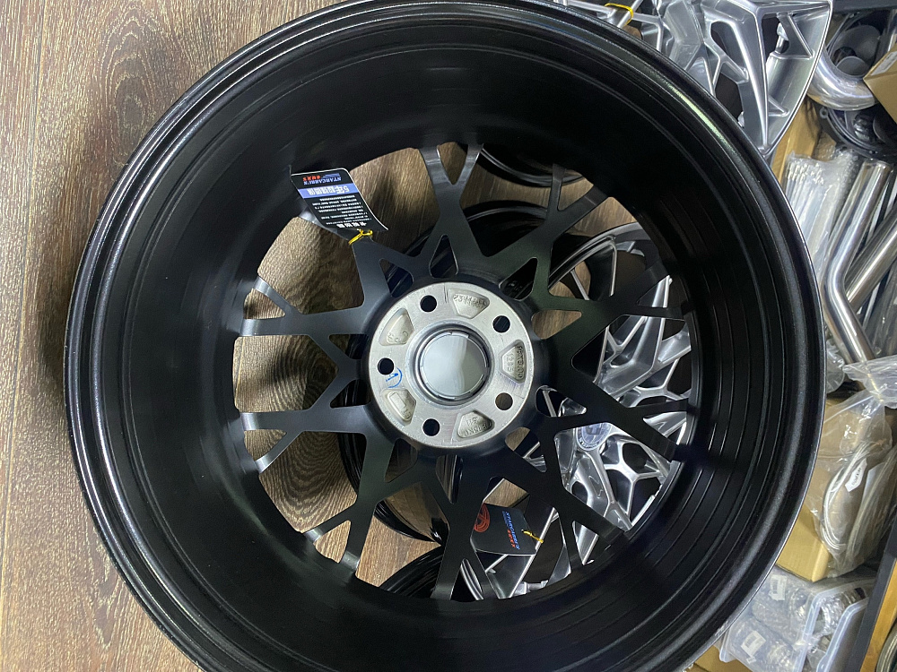 картинка Новые HRE FF10 R18 J8 ET38 5x114,3 Hyper Black от магазина  StreetTuning