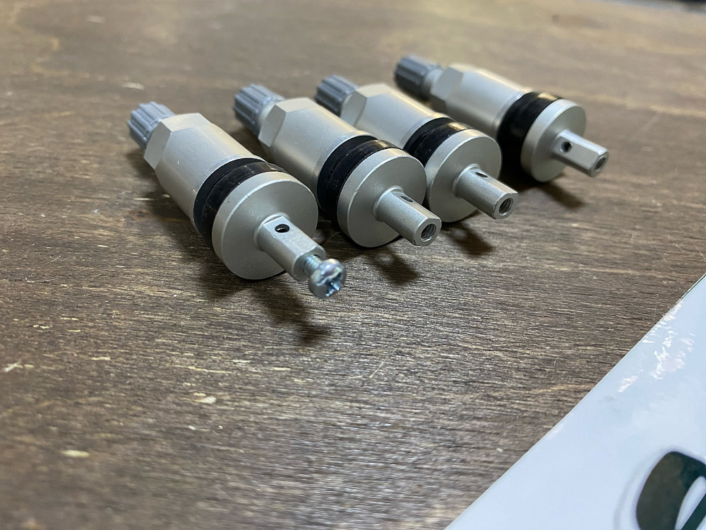картинка Ниппели (вентили) под датчик, разборные TPMS-02, серые, 4 шт от магазина  StreetTuning