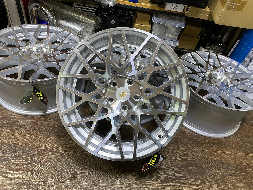 картинка Новые диски Rotiform BLQ Replika R18 J8.5 ET40 5X112, серебро от магазина  StreetTuning