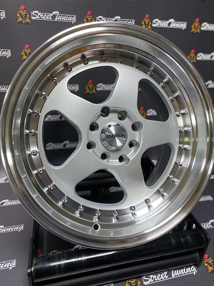 картинка Новые диски Rotiform R16 J8 ET25 4x100/114,3 серебро от магазина  StreetTuning